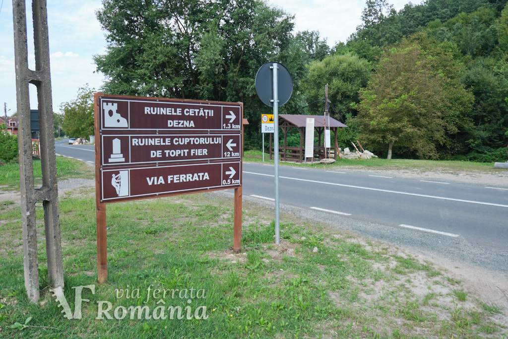 Indicatoare catre ruine si via ferrata Dezna